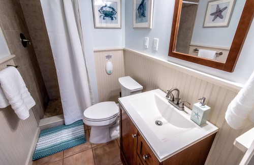 Painters Hill House | Pelican's Coastal Retreat 200 ft to beach