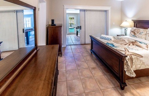 Painters Hill House | Pelican's Coastal Retreat 200 ft to beach