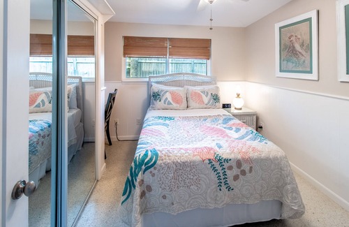 Painters Hill House | Pelican's Coastal Retreat 200 ft to beach