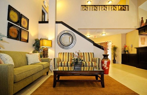 Florida Central Atlantic Coast Hotel | Perfect Family Vacation! 4 Convenient Rooms, Enjoy Our Outdoor Pool & Breakfast