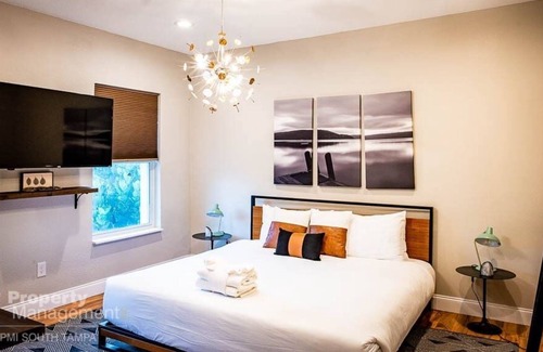 North Hyde Park House | Perfectly positioned for easy access to all things Tampa in your personal Hyde Park getaway!