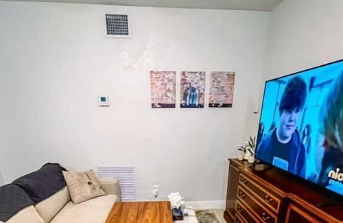 Riverside Park House | Pet friendly cheerful home in quiet neighborhood