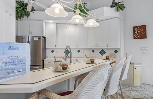 Cape Coral House | Pet-Friendly, Home w/Kayaks, Bikes, Spa & Heated Pool-Villa Four Mile Cove-Roelens Vacations