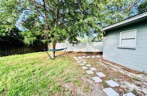 Crystal Lake House | Pet-friendly Lakeland Stay King Bed Cozy Court