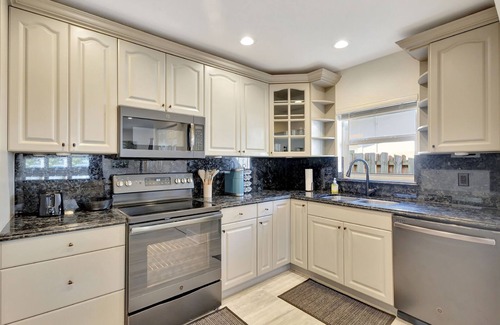 Hunt Club House | Pet Friendly Spacious 4 Bedroom House Near Beach - Sleeps 10