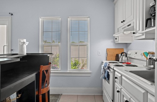El Centro Beach Condo | ☀️Pet Friendly-Walk to Beach-Pool-Seaglass Shack☀️