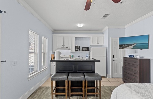 El Centro Beach Condo | ☀️Pet Friendly-Walk to Beach-Pool-Seaglass Shack☀️