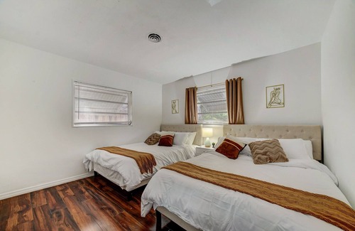 Poinciana Park House | Pool House Near Beaches & Airport Ideal for Long Stays