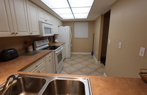 Bradenton Beach Condo | PRIME LOCATION ON AMI*CONDO DIRECTLY ON WHITE SUGAR SAND BEACH*HEATED POOL