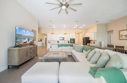 Mariner House | Private Lakefront Estate W/3 King Beds, 3129 Sq Ft,nHot Tub, Pool Table, Office