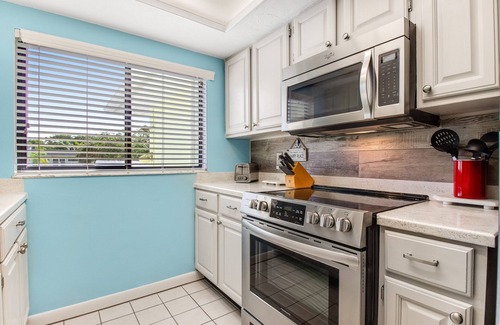 Siesta Key Condo | Quiet condo with a heated pool & central AC - short walk to the beach