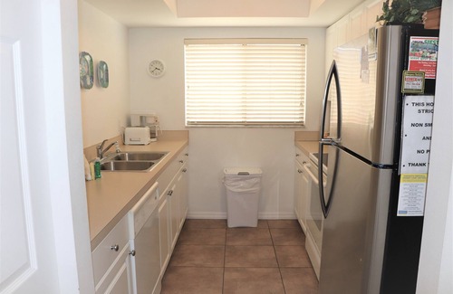 Siesta Key Apartment | Relax in comfort at Sea Winds! Great 1 bedroom unit. Only a short walk to the beach! 2 WEEK MINIMUM