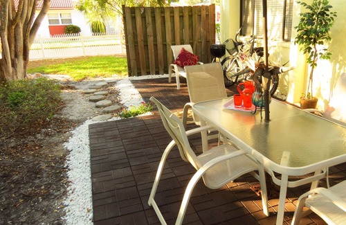 Siesta Key Apartment | Relax in comfort at Sea Winds! Great 1 bedroom unit. Only a short walk to the beach! 2 WEEK MINIMUM