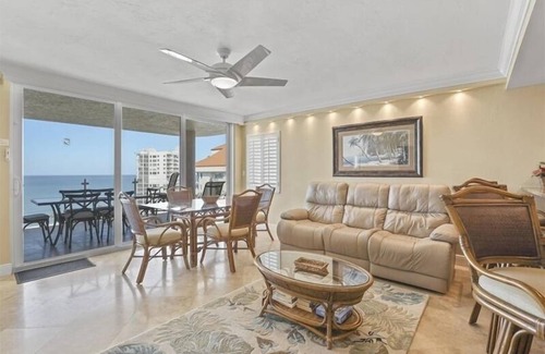 Park Shore Condo | Relax in this tropical decorated condo - CL1103