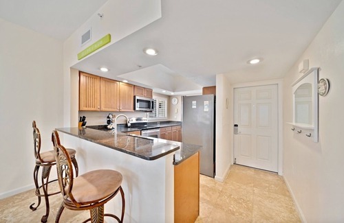 Sanibel Condo | Relaxing beach condo- beachfront view, screened lanai