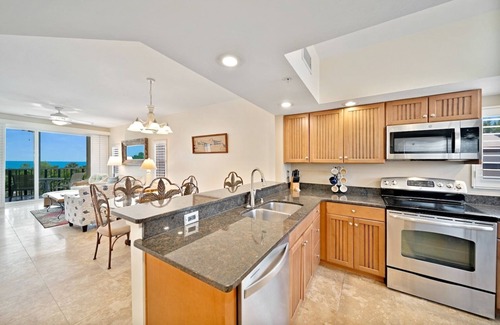 Sanibel Condo | Relaxing beach condo- beachfront view, screened lanai