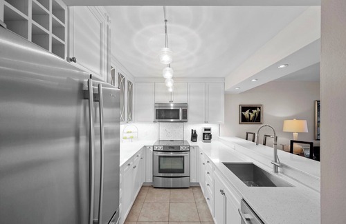 Park Shore Condo | Remodeled 2 bedroom Beachfront condo with wet bar
