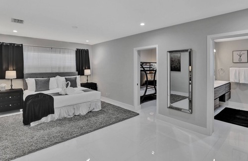 South Lake House | Renovated 5½ Bedroom Home with Amazing Pool