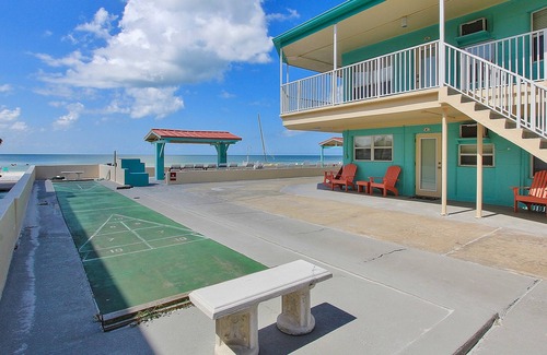 North Redington Beach Apartment | Retro-chic beachfront studio mere steps from sand - grilling area & shuffleboard