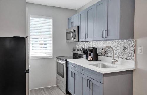Poinciana Park Apartment | Rustic Retreats Beachy 1BR for 4 guests in the heart of Fort Lauderdale