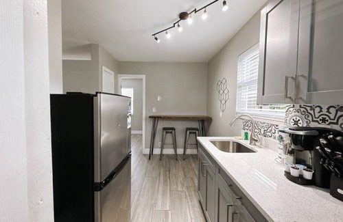 Poinciana Park Apartment | Rustic Retreats: 1BR for 4 guests minutes from Las Olas