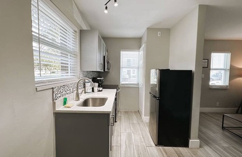 Poinciana Park Apartment | Rustic Retreats: 1BR for 4 guests minutes from Las Olas