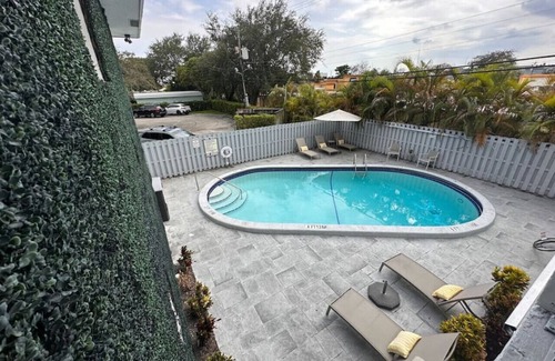 Poinciana Park Apartment | Rustic Retreats: 1BR for 4 guests minutes from Las Olas