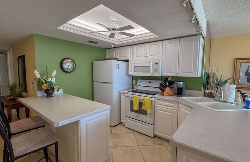Marco Island Condo | Sea Winds 1001: Amazing View! Beach Front Condo