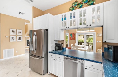 Jose's Hideaway House | Serenity now one minute to BEACH screened in heated pool 2 carts ,island club
