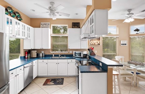 Jose's Hideaway House | Serenity now one minute to BEACH screened in heated pool 2 carts ,island club