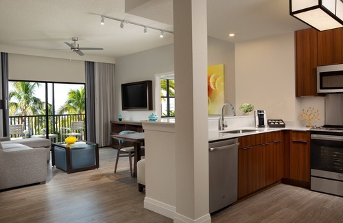 Four Corners Condo | Shuttle to Disney World| Condo with King & Queen!