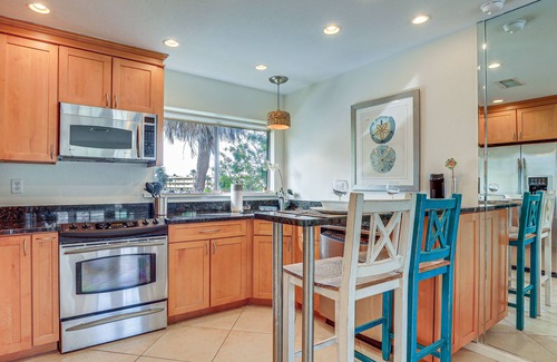 Siesta Key Condo | Siesta Keys Home w/Deck Half Mile to Turtle Beach