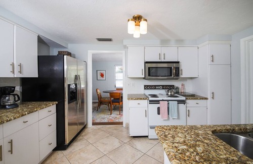 Gulf Gate Estates House | Siesta Sol Bungalow, Relax by Siesta Key Beach 6 min drive in Gulf Gate Estates