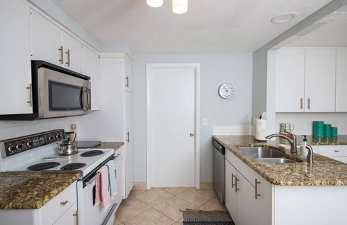 Gulf Gate Estates House | Siesta Sol Bungalow, Relax by Siesta Key Beach 6 min drive in Gulf Gate Estates