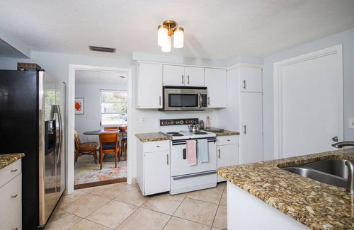 Gulf Gate Estates House | Siesta Sol Bungalow, Relax by Siesta Key Beach 6 min drive in Gulf Gate Estates