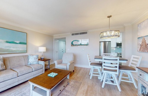 Marco Island Condo | Snowbird-friendly Gulf-front condo with pool, hot tub, fitness room, & AC