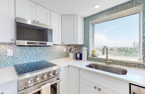Marco Island Condo | Snowbird-friendly Gulf-front condo with pool, hot tub, fitness room, & AC