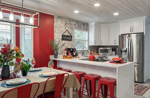 Crystal Beach House | SolMate-HotTub-FreeGolfCart n Bikes-6minWalk2Beach