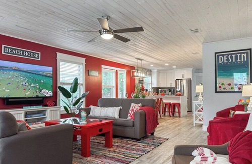 Crystal Beach House | SolMate-HotTub-FreeGolfCart n Bikes-6minWalk2Beach