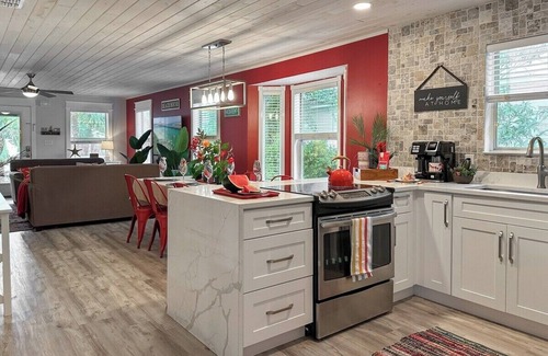 Crystal Beach House | SolMate-HotTub-FreeGolfCart n Bikes-6minWalk2Beach