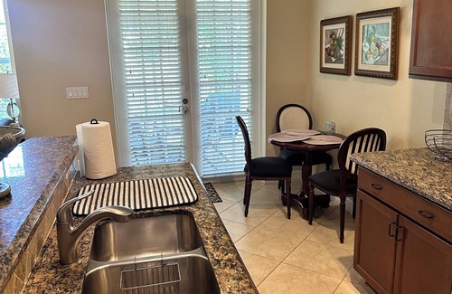River Oaks House | Spacious 4 bedroom/2.5 bathrooms/Private Free-Standing House
