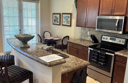 River Oaks House | Spacious 4 bedroom/2.5 bathrooms/Private Free-Standing House