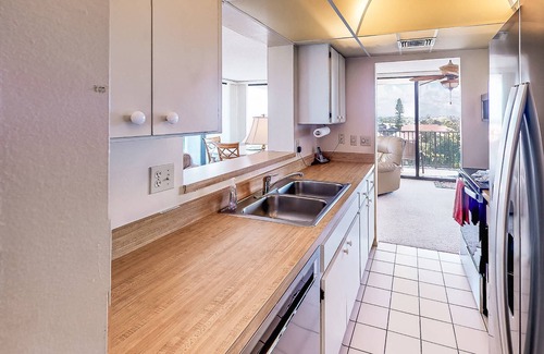 Siesta Key Condo | Spacious 5th-Floor Condo with Floor-to-Ceiling Views | Steps to Siesta Key Beach | Pool & Amenities!