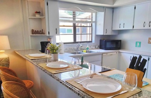 Indian Rocks Beach House | Spacious 6BR Duplex just 460 steps to the beautiful Indian Rocks Beach! 🏖☀️