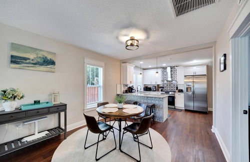 South Seminole Heights House | Spacious Getaway - Cozy & Modern - Backyard Dreamn