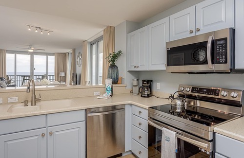 Pensacola Beach Condo | Spacious, open layout floor to ceiling with a wrap around balcony - ED1250
