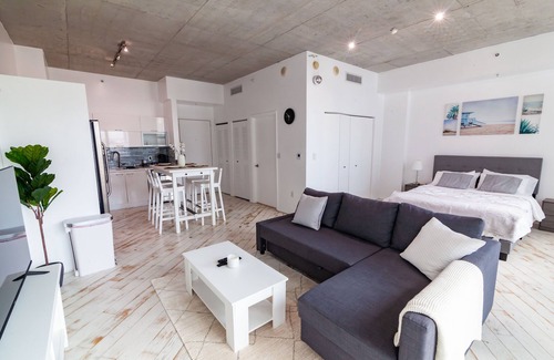 Downtown Miami Apartment | Spacious studio apartment with a balcony