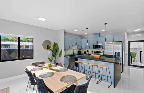 Liberty City Apartment | Spacious Townhouse | 20 min to Beach & Airport