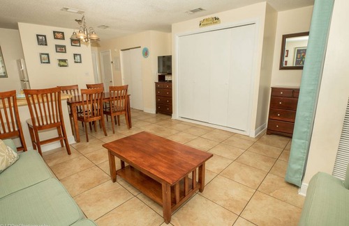 Holiday Isle Condo | SPC8121 - Studio with Murphy Bed - sleeps 4