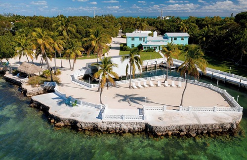 Islamorada House | Sprawling Bayfront Estate in Heart of Islamorada with Dockage, Beach, Pool, Kayaks, Bikes and More!